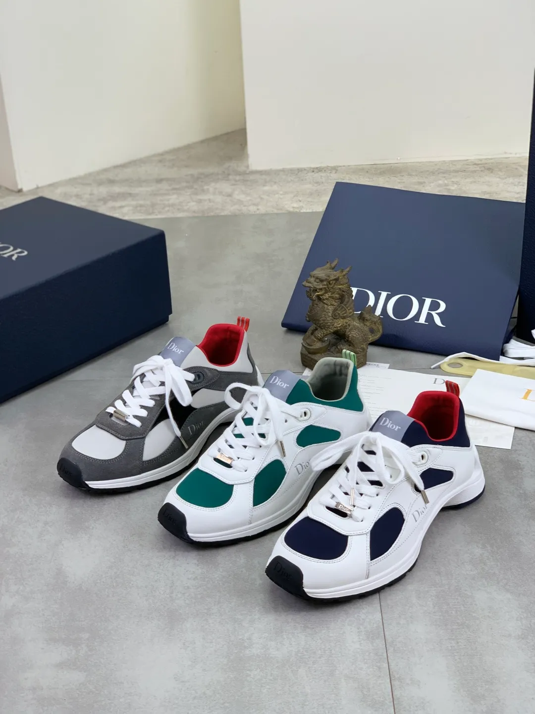 Men's shoes 💰P560 The new DIOR Dior sneakers are carefully made of black grained first-layer cowhide, embellished with the same color Dior Gravity embossed effect, which is exquisite and extraordinary. The interior is made of the same color sheep lining, which is soft and comfortable. Complete with original custom multi-color mohair wide laces and matte black-finished brass eyelets, the tonal rubber sole is embellished with the Oblique pattern, and the contrasting Dior 30 Avenue Montaigne logo on the rear tail adds style to the casual look. Size: 35-45 for men and women Color: 3️⃣ colors available